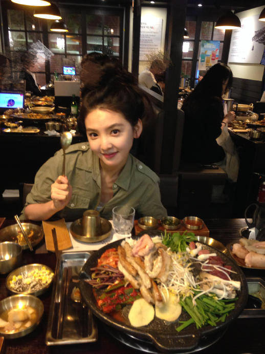中国股票网 章若楠美食前甜笑太治愈！普通女孩如何拍出生活感大片？